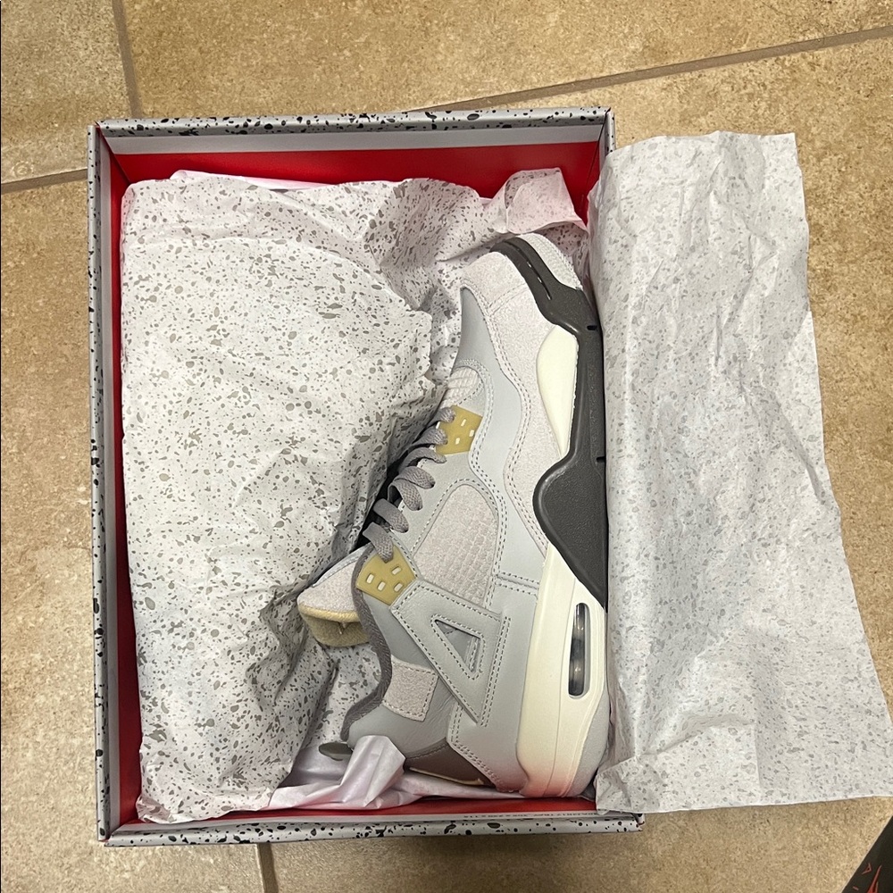 Air Jordan 4 Retro SE (GS) Sneakers in Photon Dust / Pale Vanilla Poussiere